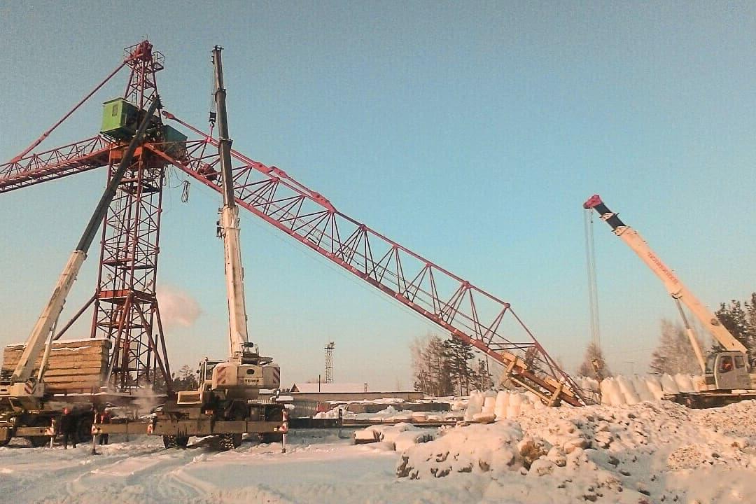 Демонтаж старого башенного крана в Москве